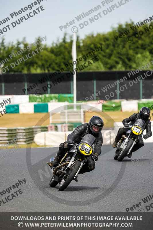 Vintage motorcycle club;eventdigitalimages;mallory park;mallory park trackday photographs;no limits trackdays;peter wileman photography;trackday digital images;trackday photos;vmcc festival 1000 bikes photographs
